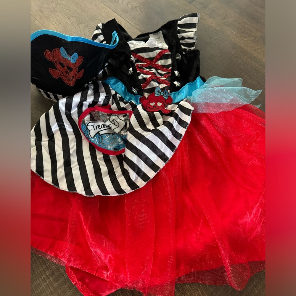 Little girls pirate costume. Size 4/5. Smoke free home. Only wore one time.